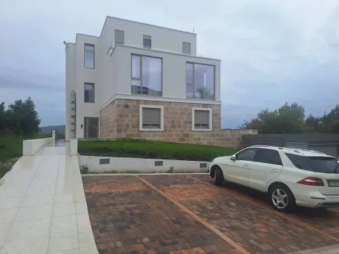 Rent, one bedroom apartment, 50m², Tivat, Crna Gora - image 17