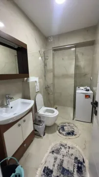 Moderne kupatilo sa umivaonikom, wc šoljom, tuš kabinom i veš mašinom. - image 5