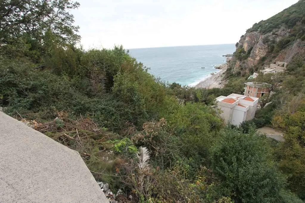 Pogled na more i okolni pejzaž sa uzvišenja.