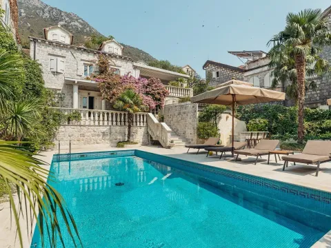 Prodaja, kuća, 382m², Perast, Kotor - image 1