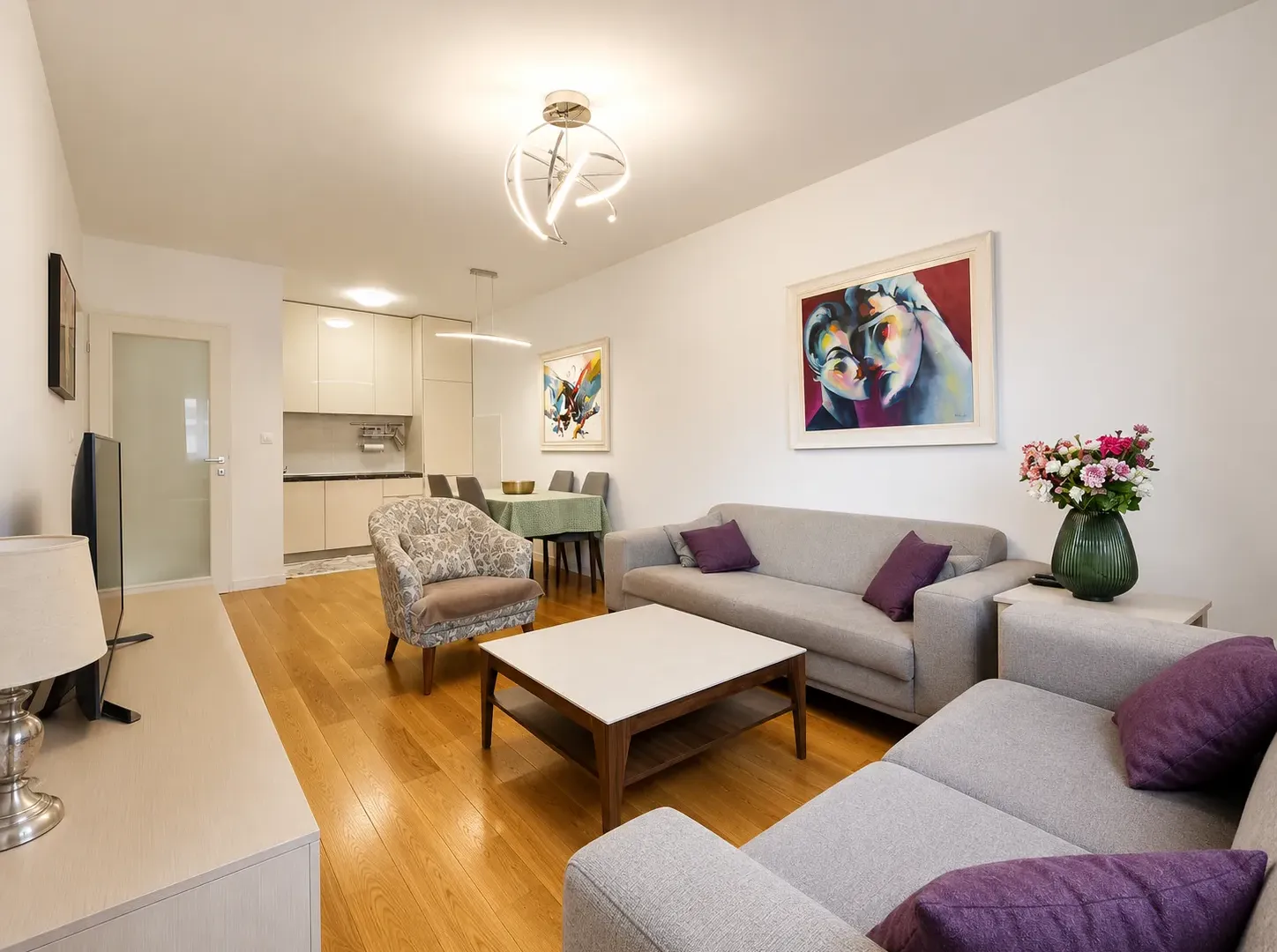 Izdavanje, dvosoban stan, 70m², Central Point, Podgorica