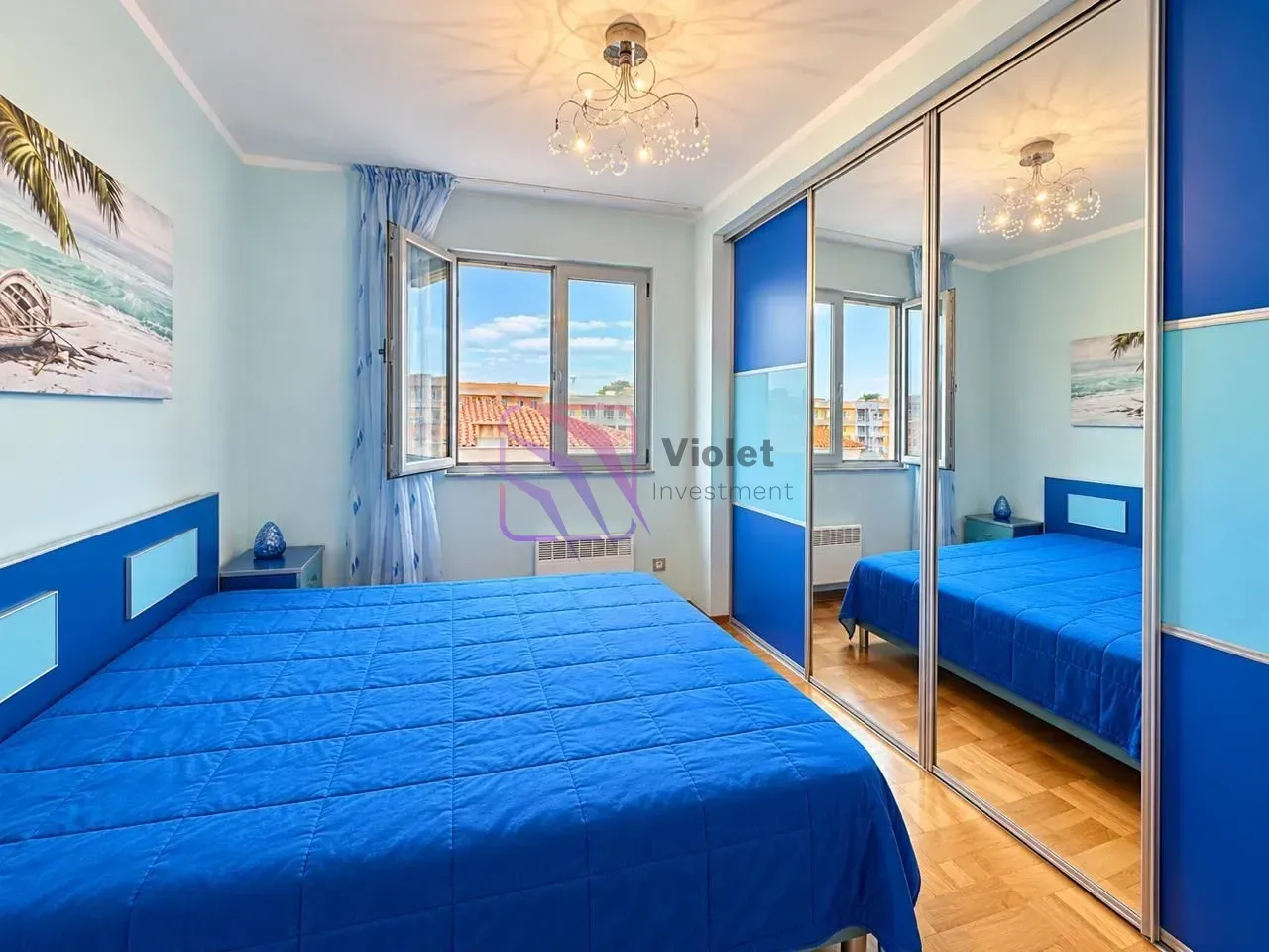 Bedroom with a double bed and a large built-in mirrored wardrobe.