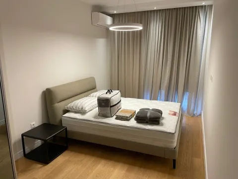 Svijetla spavaća soba sa modernim krevetom i noćnim stočićem. - image 5