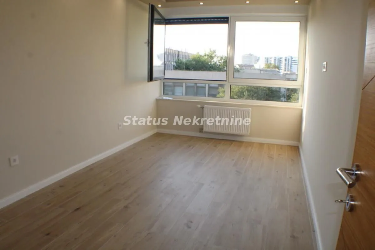 Izdavanje, četvorosoban stan, 101m², Stari grad, Novi Sad
