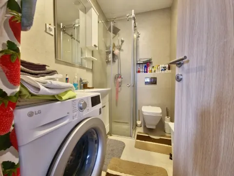 Kupatilo sa tuš kabinom, umivaonikom i veš mašinom. - image 11