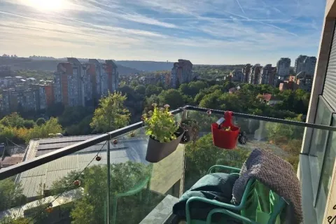 Manji namešten balkon sa pogledom na grad i zelenilo. - image 8