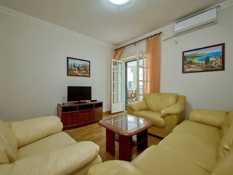Sale, four bedroom apartment, 89m², Sveti Stefan, Budva - image 4