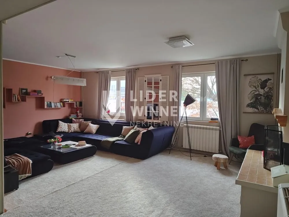 Prodaja, kuća, 340m², Zemun Ugrinovci, Zemun Sve Podlokacije