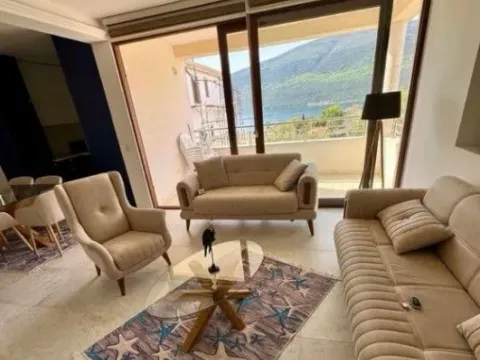 Izdavanje, dvosoban stan, 75m2, Đenovići, Herceg Novi