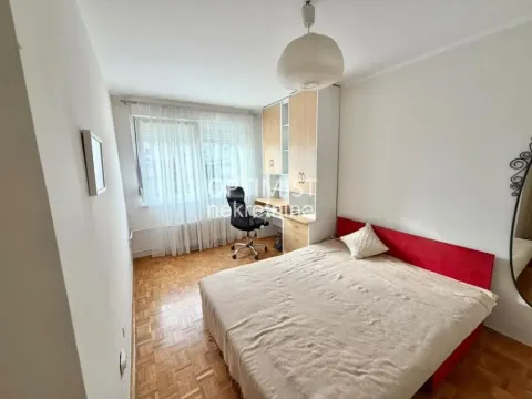 Nameštena spavaća soba sa bračnim krevetom, radnim stolom i ormarom. - image 13
