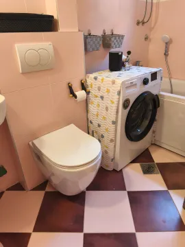 Kupatilo sa wc šoljom, mašinom za veš i kadom. - image 5
