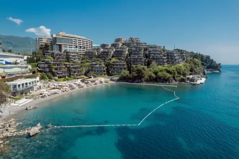 Pogled iz vazduha na luksuzni stambeni kompleks na samoj obali mora sa plažom. - image 6