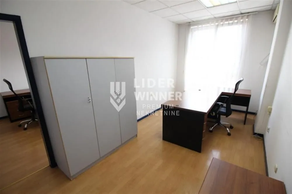 Izdavanje, poslovni prostor, 220m², Centar Sve Podlokacije, Beograd