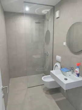 Moderne opremljeno kupatilo sa tuš kabinom. - image 3