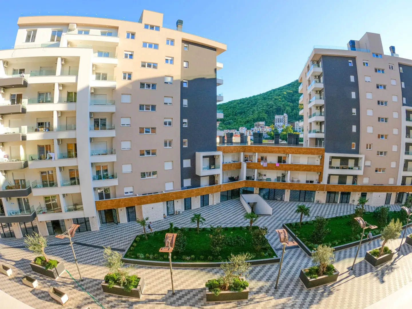 Dvorište i fasada modernih stambenih zgrada.