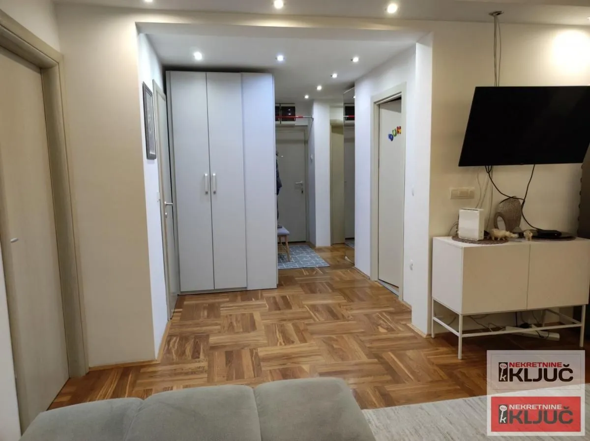Prodaja, četvorosoban stan, 75m², Grbavica, Novi Sad Sve Podlokacije
