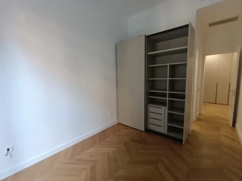 Prazna soba sa ugradnim plakarom i drvenim podom. - image 14