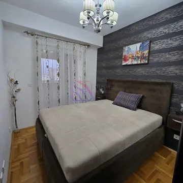 Namještena spavaća soba sa bračnim krevetom, parketom i izlazom na terasu. - image 8