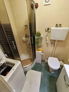 Manje kupatilo sa tuš kabinom, WC šoljom i veš mašinom. - image 9