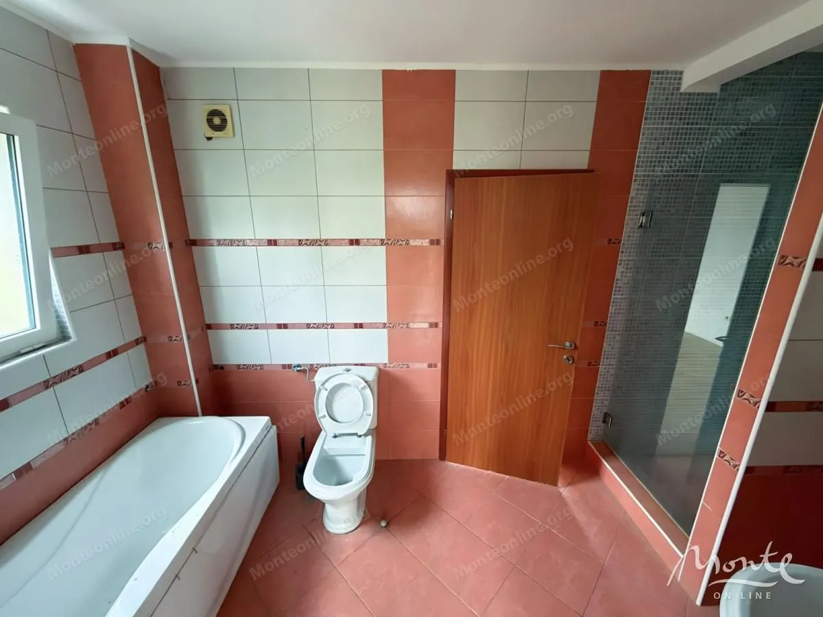 Kupatilo opremljeno kadom, tuš kabinom i sanitarijama.
