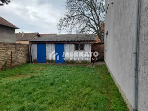 Pogled na dvorište i pomoćni objekat sa plavim vratima. - image 3