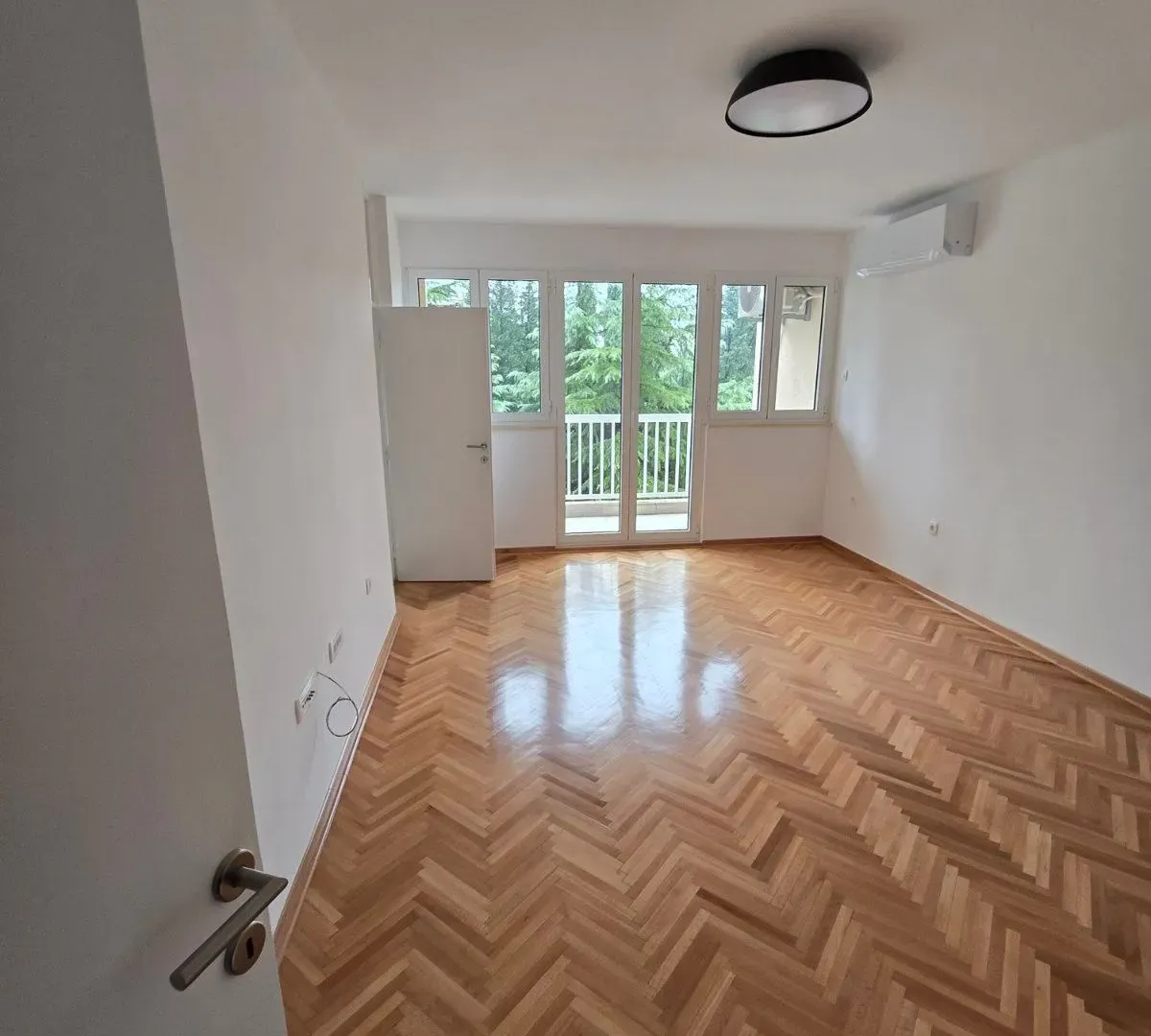 Izdavanje, dvosoban stan, 74m², Gintaš, Podgorica