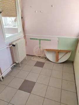 Prazna prostorija sa popločanim podom i radijatorom. - image 12
