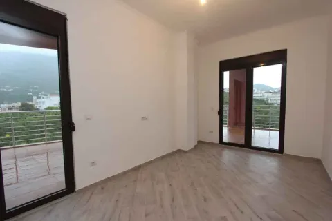 Prazna i prostrana soba sa izlazom na dvije terase. - image 12