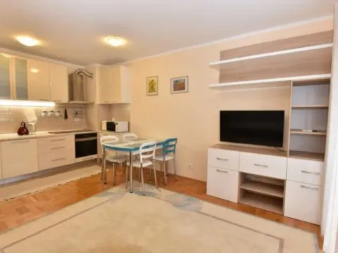 Izdavanje, dvosoban stan, 65m², Stari Aerodrom, Podgorica
