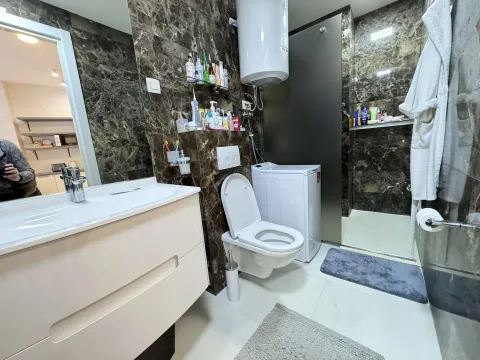 Moderne kupatilo sa umivaonikom, toaletom, tuš kabinom i bojlerom. - image 19