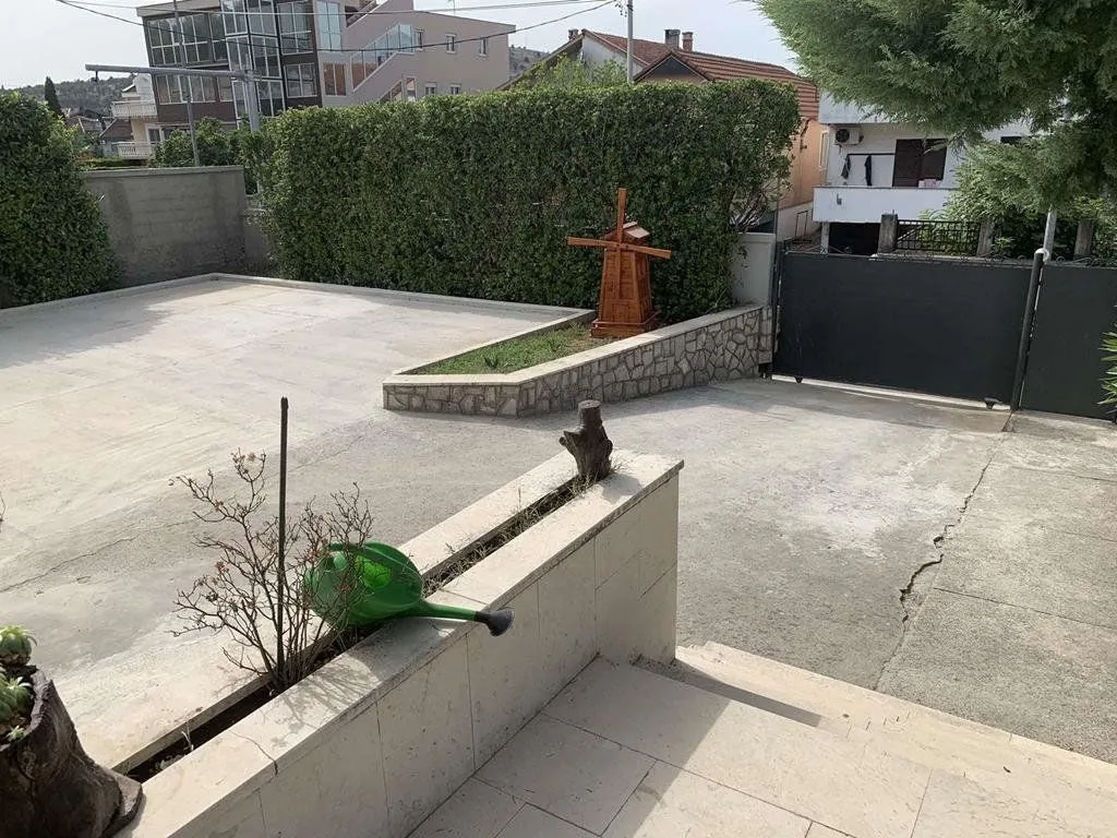 Rent, house, 250m², Zagorič, Podgorica