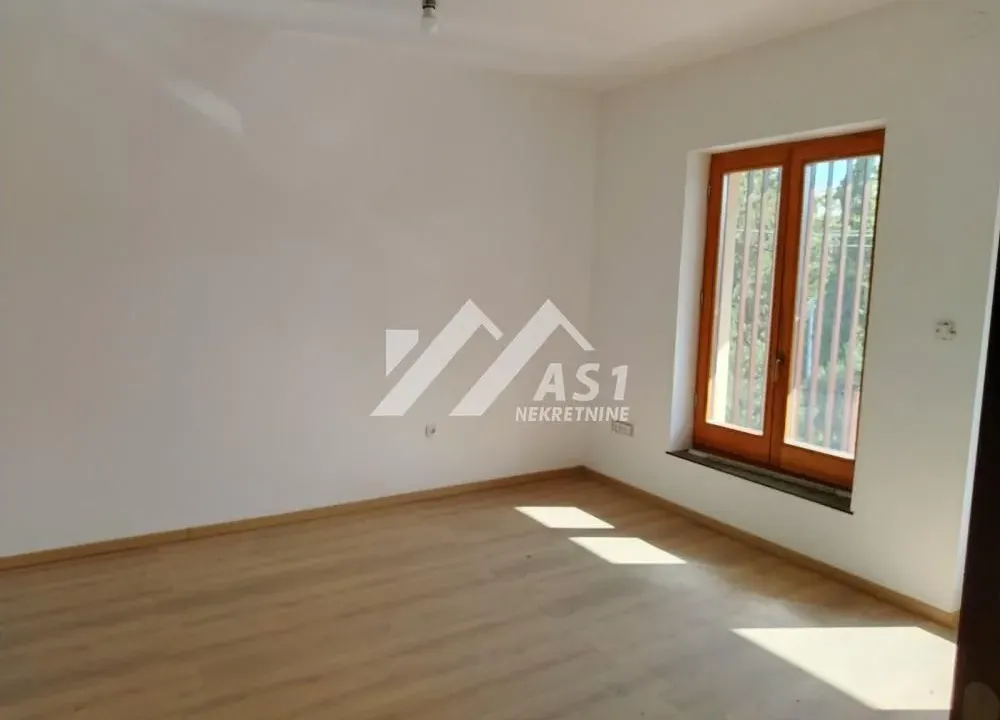 Izdavanje, kuća, 268m², Avijatičarsko naselje, Novi Sad Sve Podlokacije