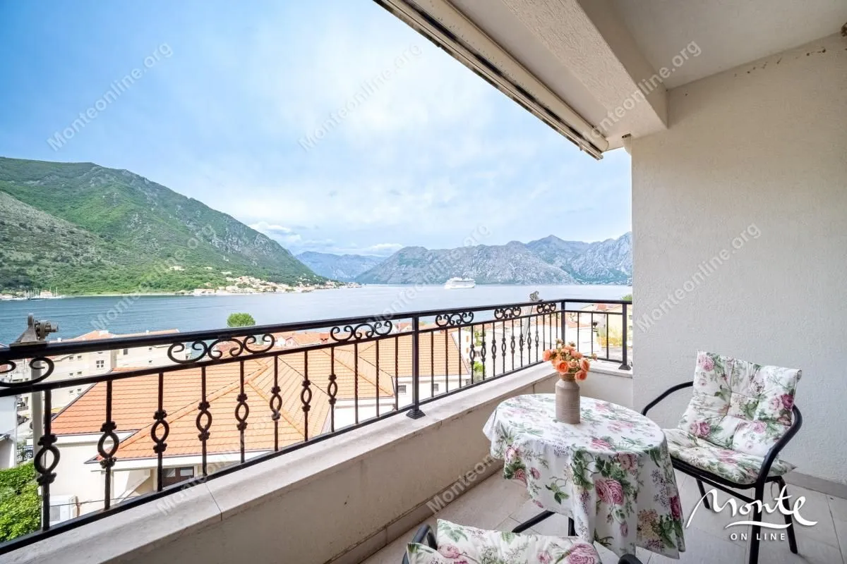 Prodaja, dvosoban stan, 109m², Dobrota, Kotor