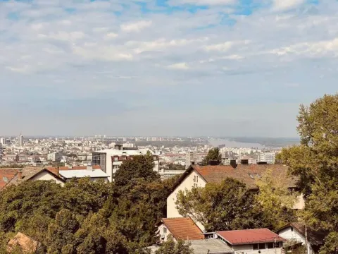 Pogled sa nekretnine na grad i reku. - image 10