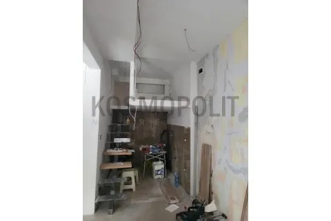 Unutrašnjost nekretnine u fazi renoviranja sa stepeništem i građevinskim materijalom. - image 5