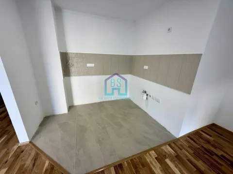 Prazan prostor predviđen za kuhinju sa keramičkim pločicama i priključcima. - image 7