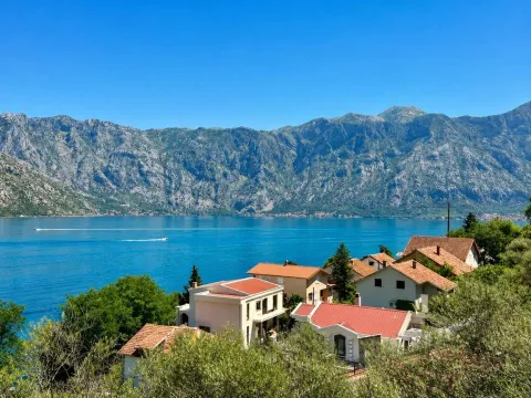 Pogled na zaliv i planine sa pogledom na kuće u naselju. - image 10