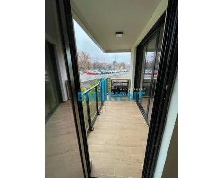 Nakatkrivena terasa sa staklenom ogradom i pogledom na ulicu. - image 11