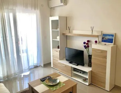 Svijetla dnevna soba sa TV regalom. - image 3