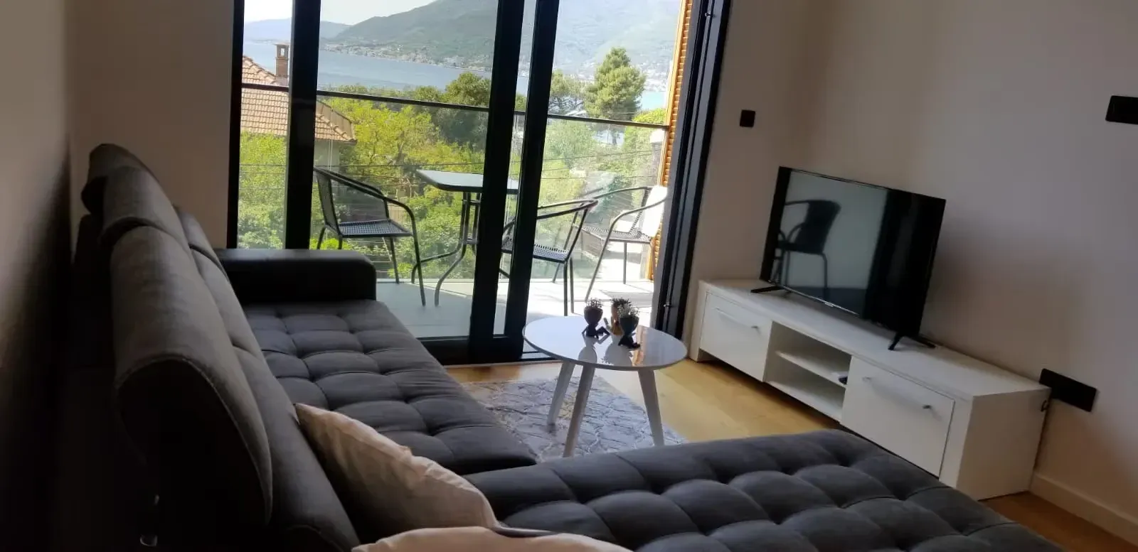 Izdavanje, stan, 41m², Tivat, Crna Gora