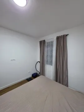 Namještena spavaća soba sa bračnim krevetom i prozorom. - image 4