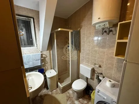 Manje kupatilo sa tuš kabinom, WC šoljom, umivaonikom i bojlerom. - image 14