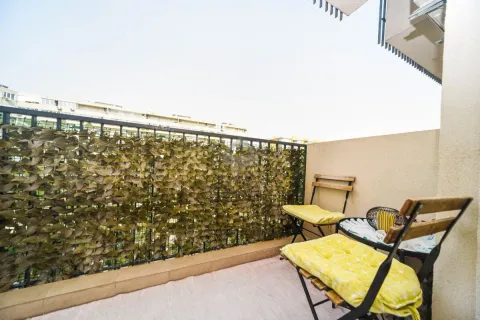 Namješten balkon sa stolom i dvije stolice. - image 13