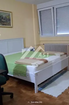 Nameštena spavaća soba sa velikim krevetom i prozorom. - image 6