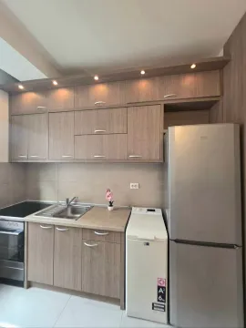 Moderna kuhinja sa drvenim elementima, ugrađenom rernom, frižiderom i mašinom za veš. - image 6