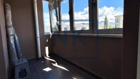 Zastakljeni balkonski prostor sa pogledom na grad. - image 11