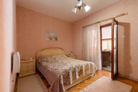 Spavaća soba sa bračnim krevetom, noćnim stočićima i izlazom na terasu. - image 51