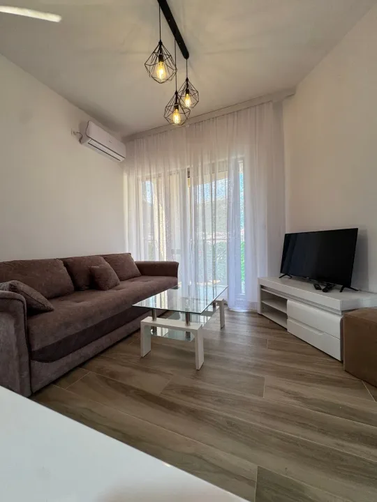 Izdavanje, dvosoban stan, 60m², Centar, Budva