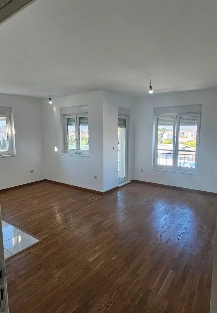 Izdavanje, dvosoban stan, 70m², Zabjelo, Podgorica