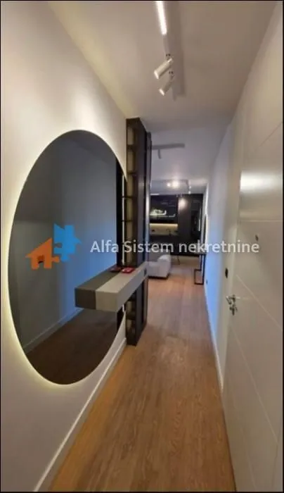 Izdavanje, trosoban stan, 95m², Savski Venac, Beograd
